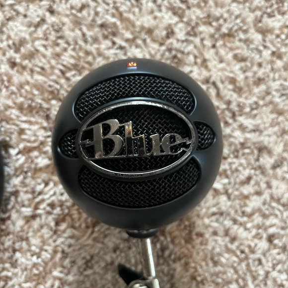Blue Snowball Mic with attachable desk stand and filter - Picture 2 of 3